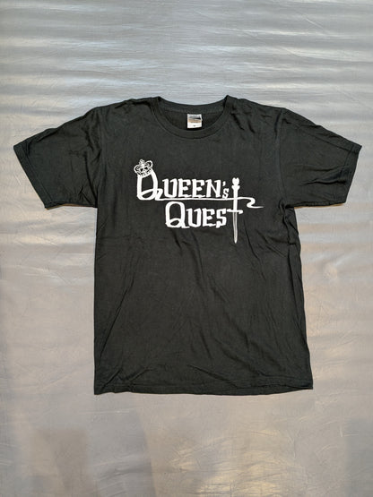 Queen’s Quest ユニットロゴTシャツ