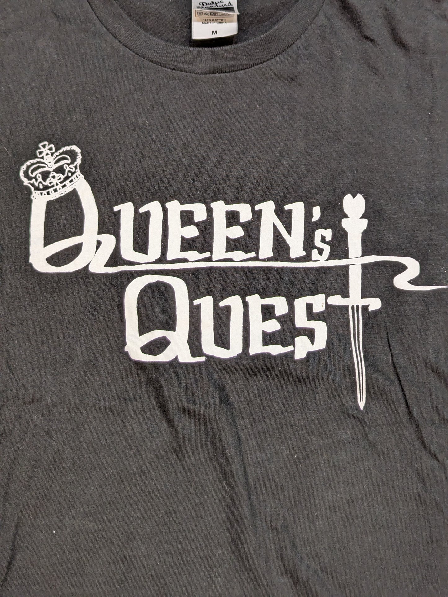 Queen’s Quest ユニットロゴTシャツ