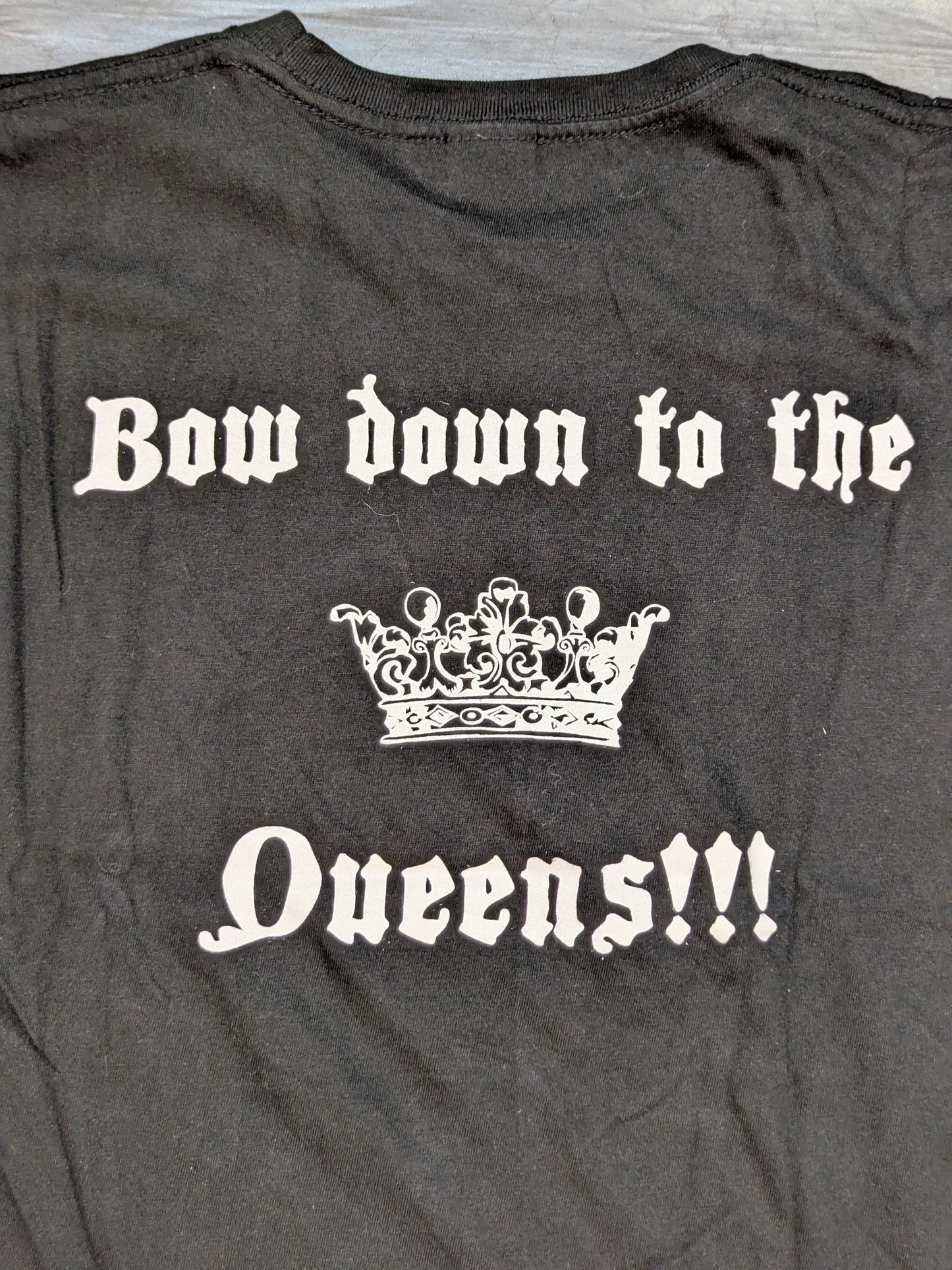 Queen’s Quest ユニットロゴTシャツ
