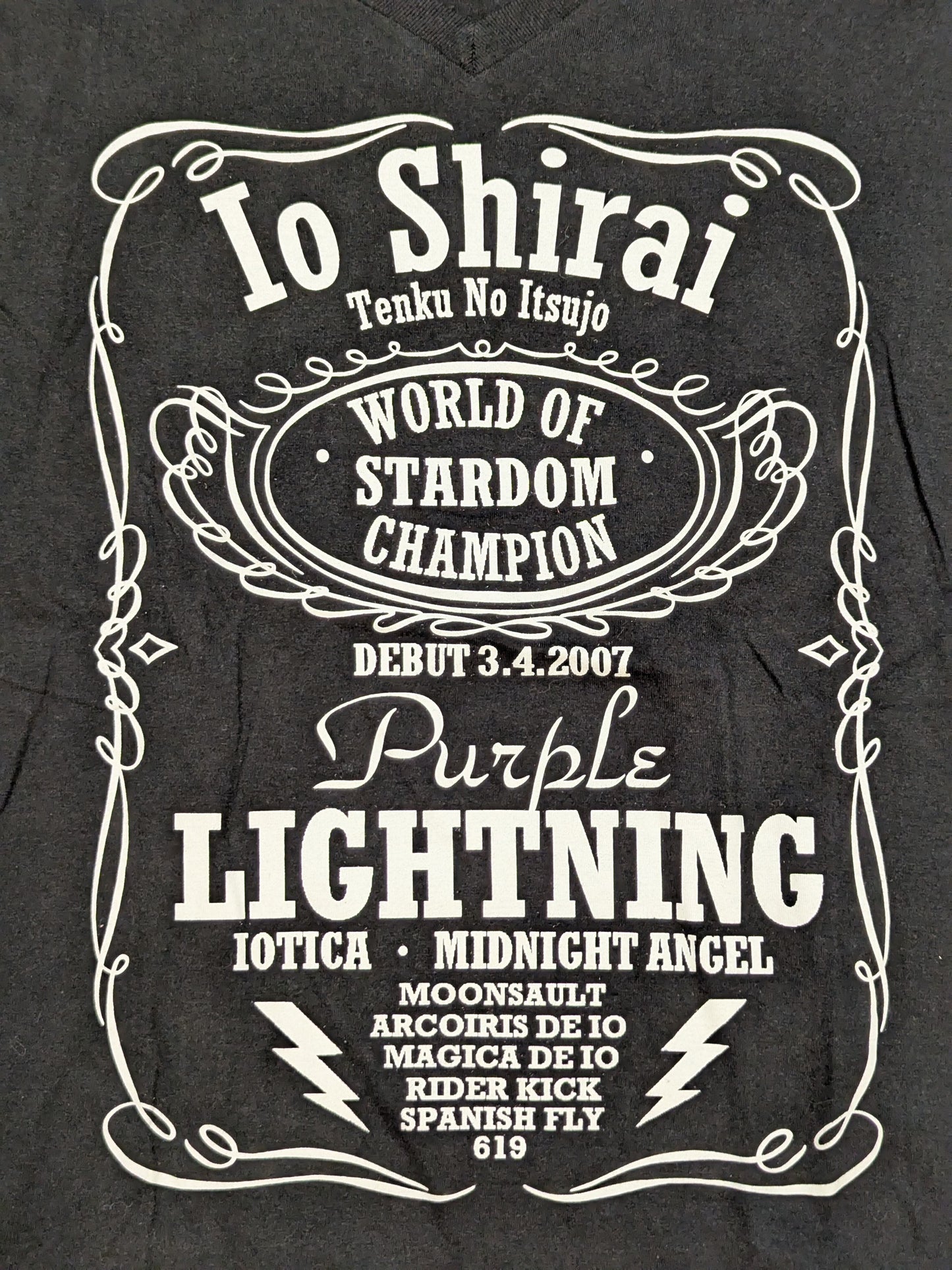 紫雷イオ「WORLD STARDOM CHAMPION」VネックTシャツ