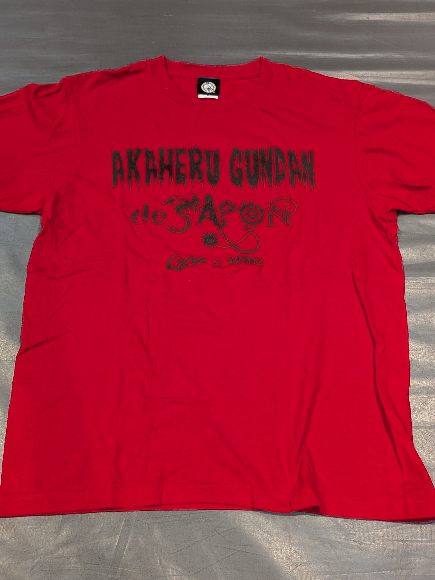 Hiroshima Toyo Carp × Tetsuya Naito AKAHERU GUNDEN de JAPON Collaboration T-shirt (1) (Red)