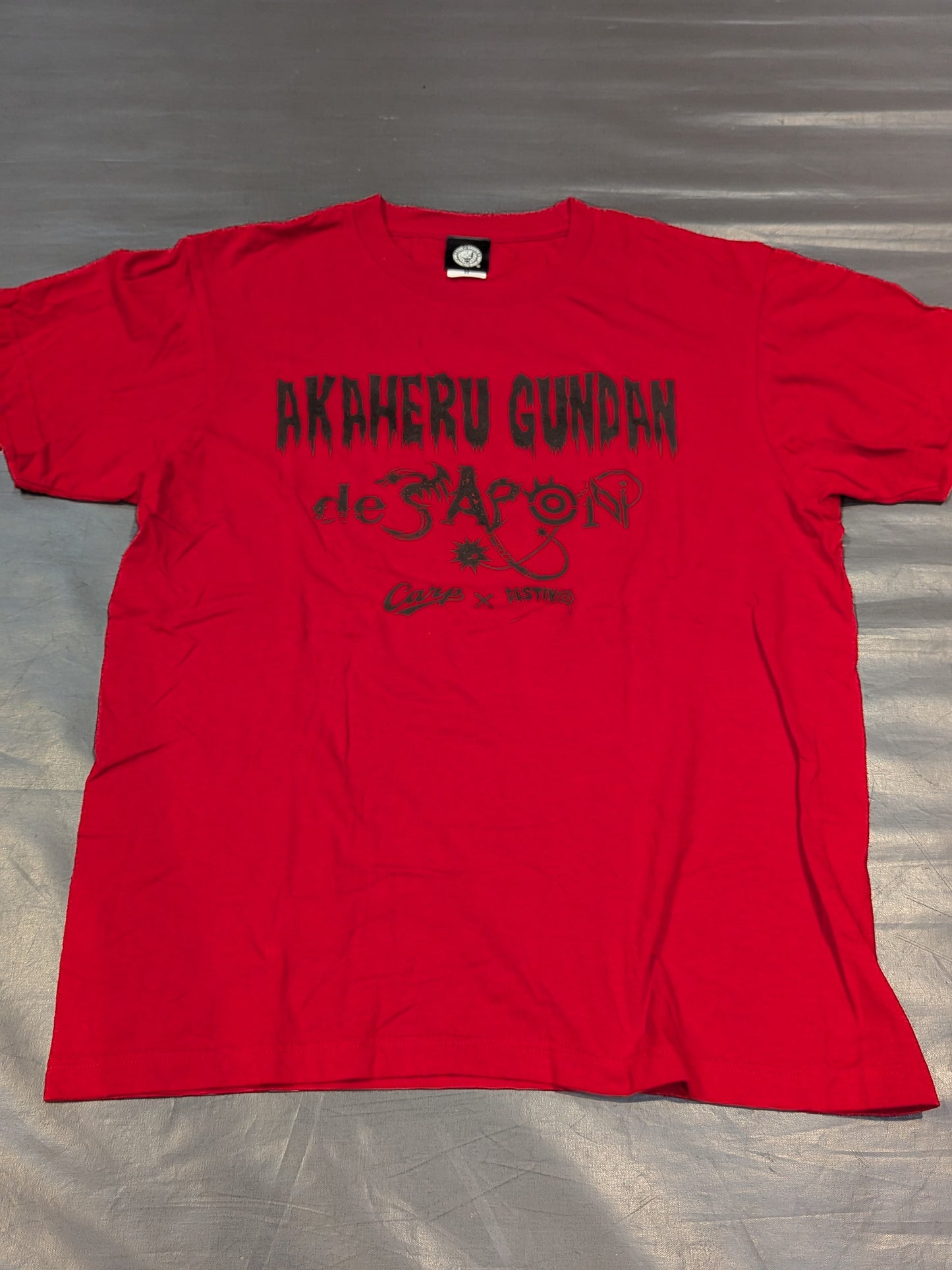 Hiroshima Toyo Carp × Tetsuya Naito AKAHERU GUNDEN de JAPON Collaboration T-shirt (1) (Red)
