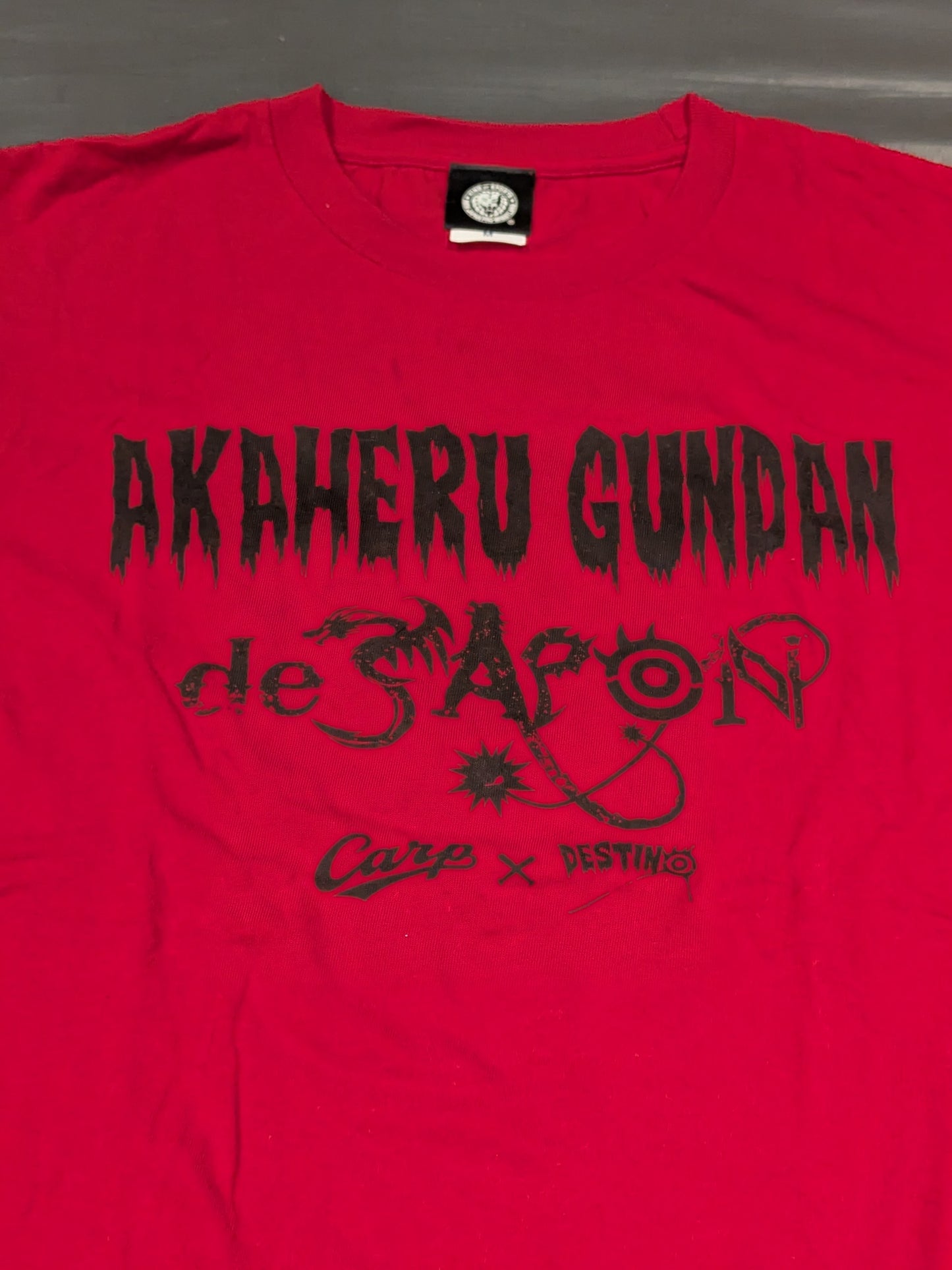 Hiroshima Toyo Carp × Tetsuya Naito AKAHERU GUNDEN de JAPON Collaboration T-shirt (1) (Red)