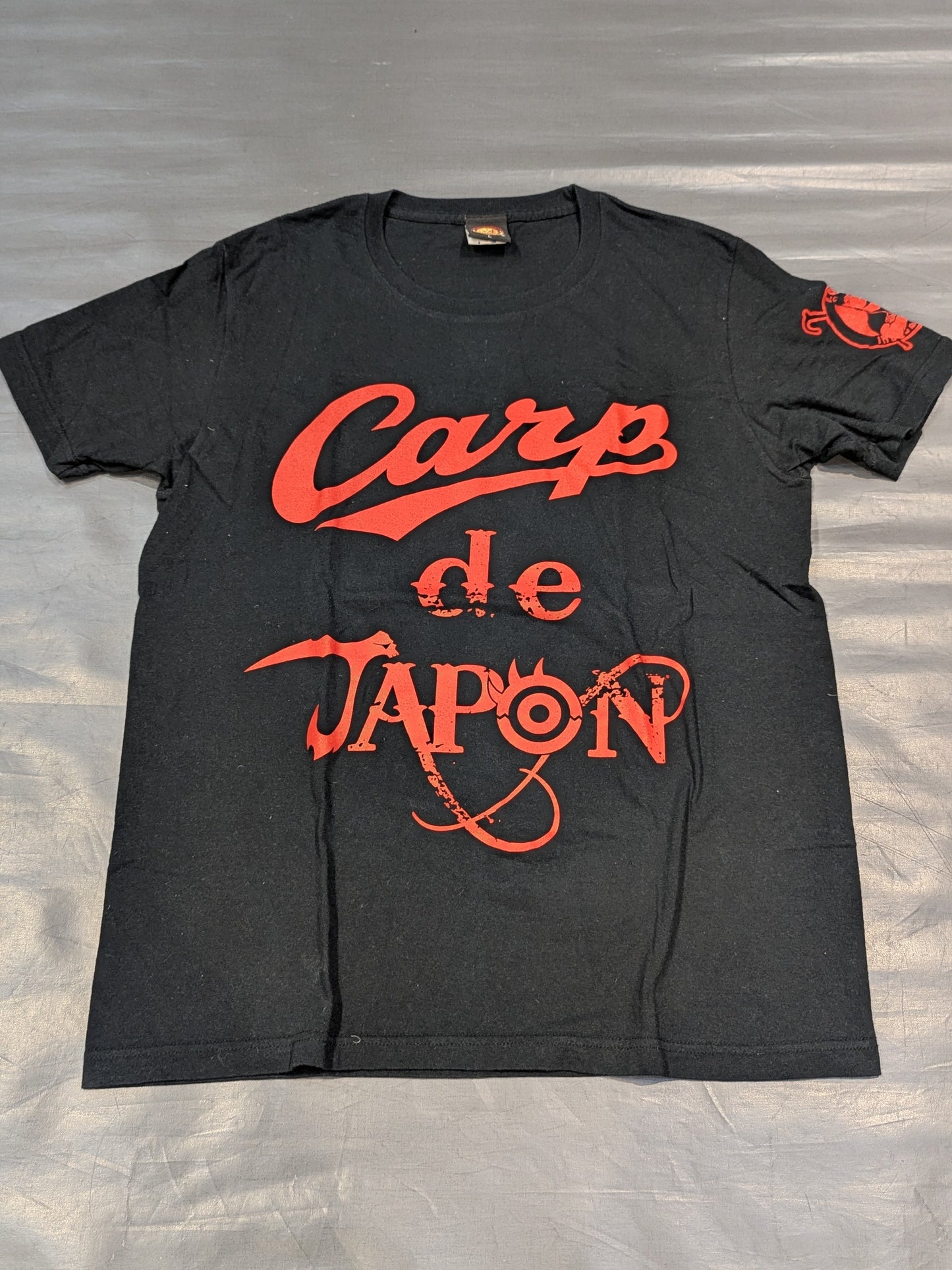 広島東洋カープ×内藤哲也「Carp de JAPON」Tシャツ(ブラック)