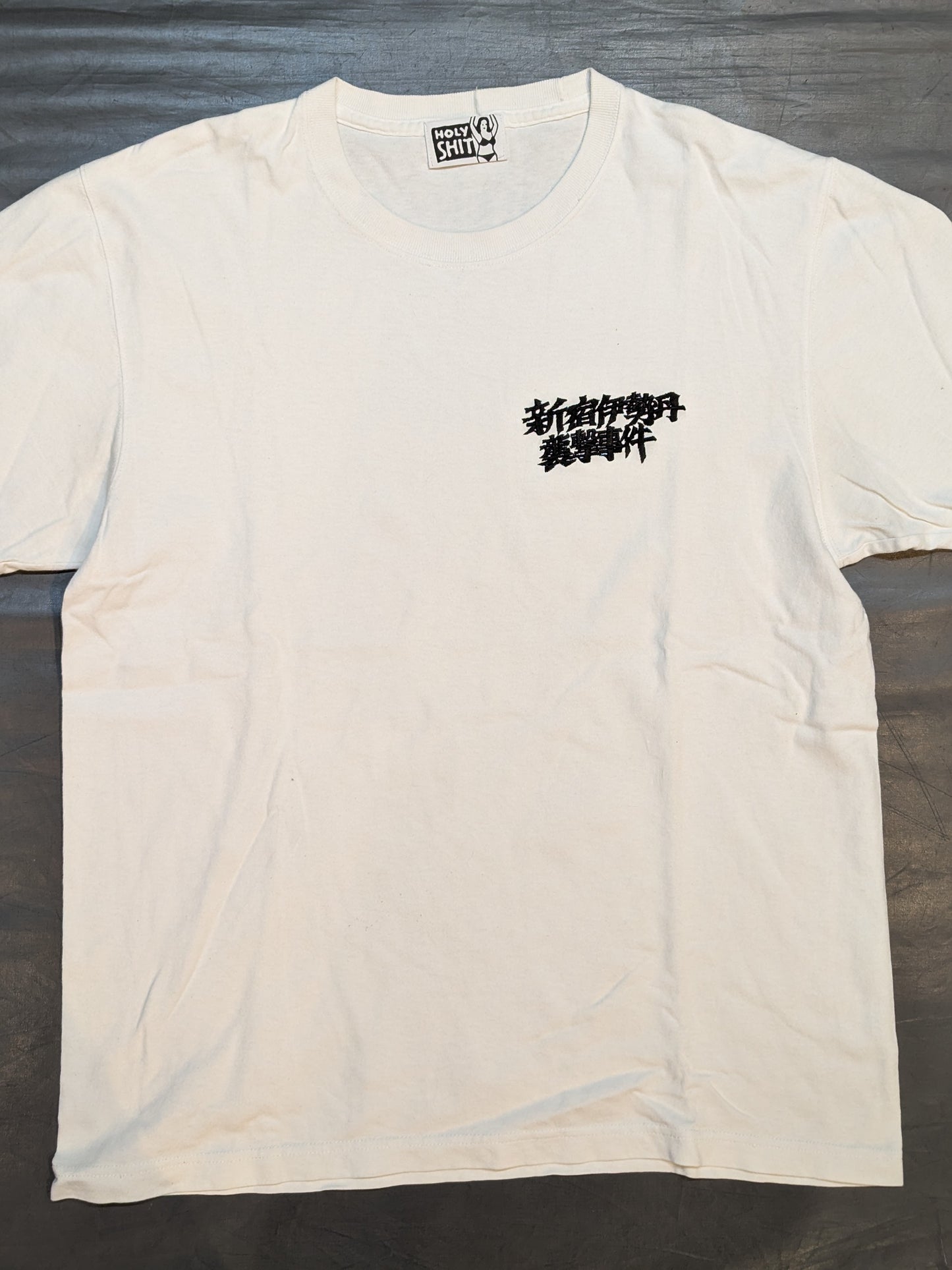 新宿伊勢丹襲撃事件 Tシャツ(左胸刺繍ver.・ホワイト×黒刺繍)