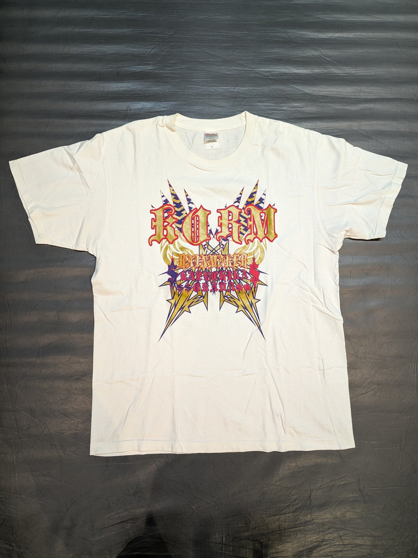 オカダ・カズチカ×ガッツ・ダイナマイト・キャバレーズ コラボTシャツ(ホワイト)
