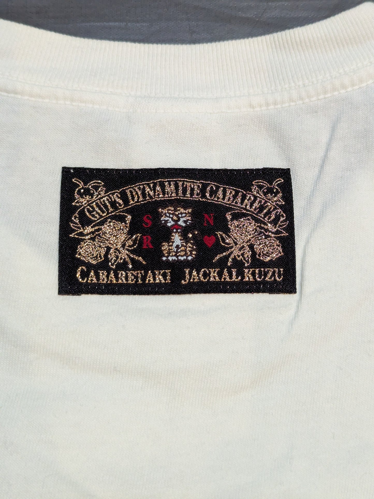 オカダ・カズチカ×ガッツ・ダイナマイト・キャバレーズ コラボTシャツ(ホワイト)