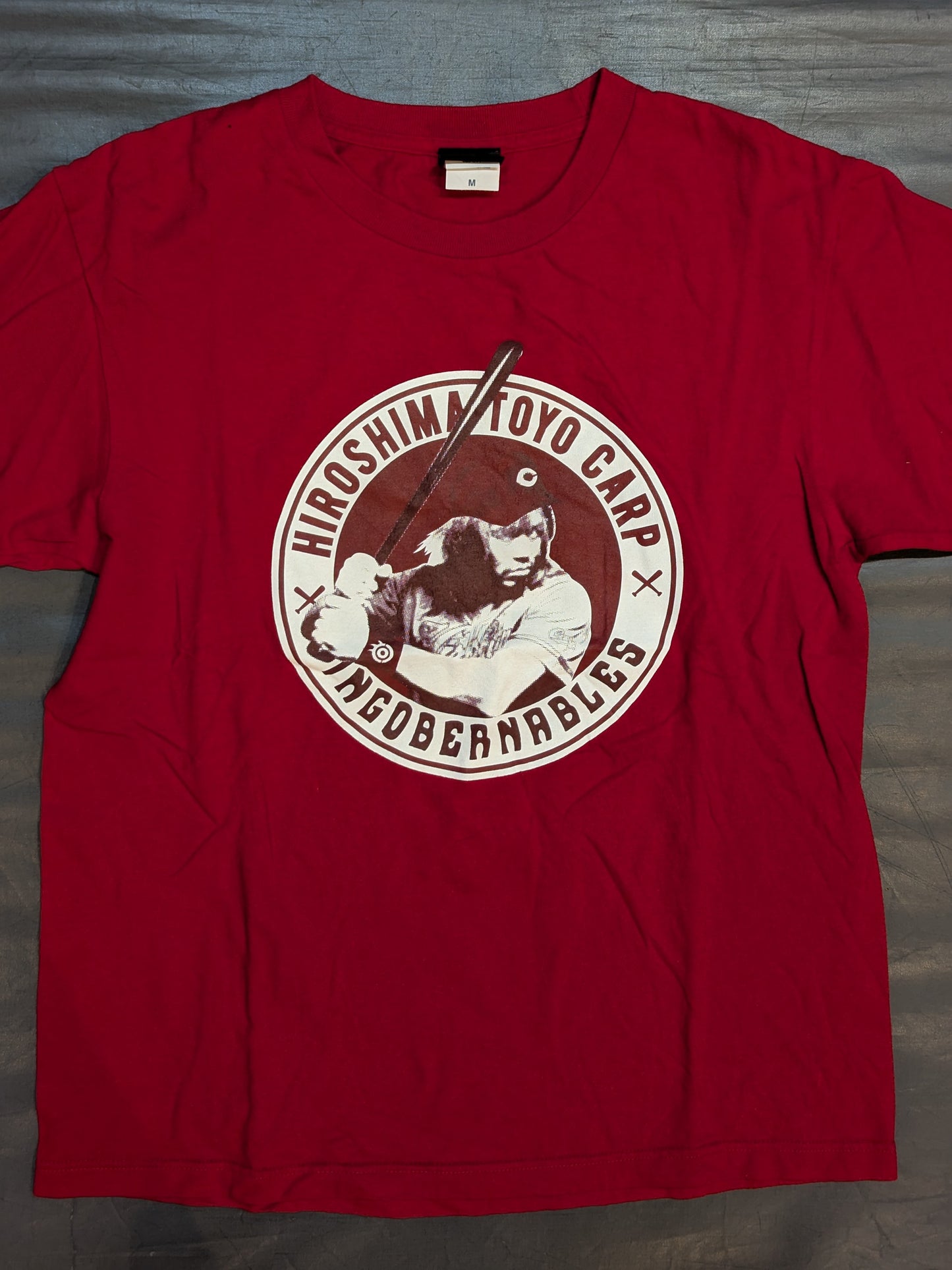 Hiroshima Toyo Carp × Tetsuya Naito "BATTER NAITO" Collaboration T-Shirt (1) (Red)