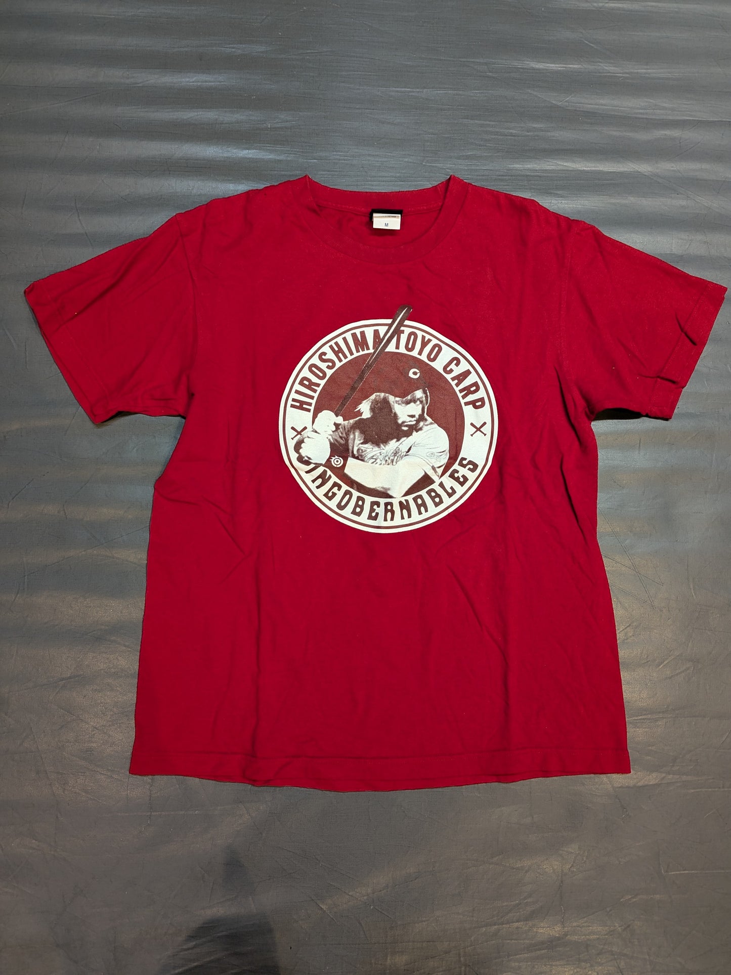 Hiroshima Toyo Carp × Tetsuya Naito "BATTER NAITO" Collaboration T-Shirt (1) (Red)