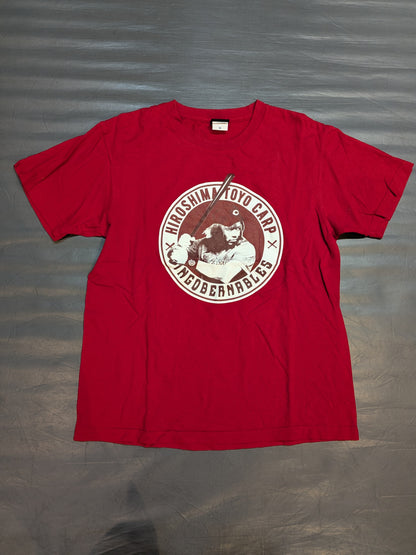 Hiroshima Toyo Carp × Tetsuya Naito "BATTER NAITO" Collaboration T-Shirt (1) (Red)
