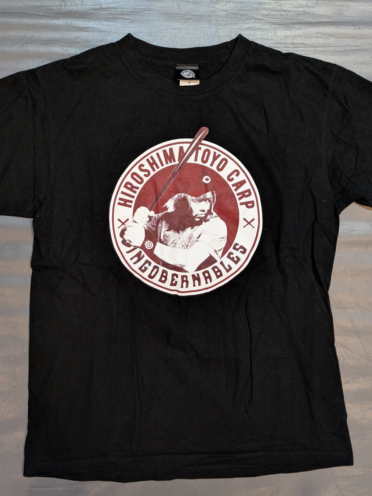 Hiroshima Toyo Carp × Tetsuya Naito "BATTER NAITO" Collaboration T-Shirt (2) (Black)