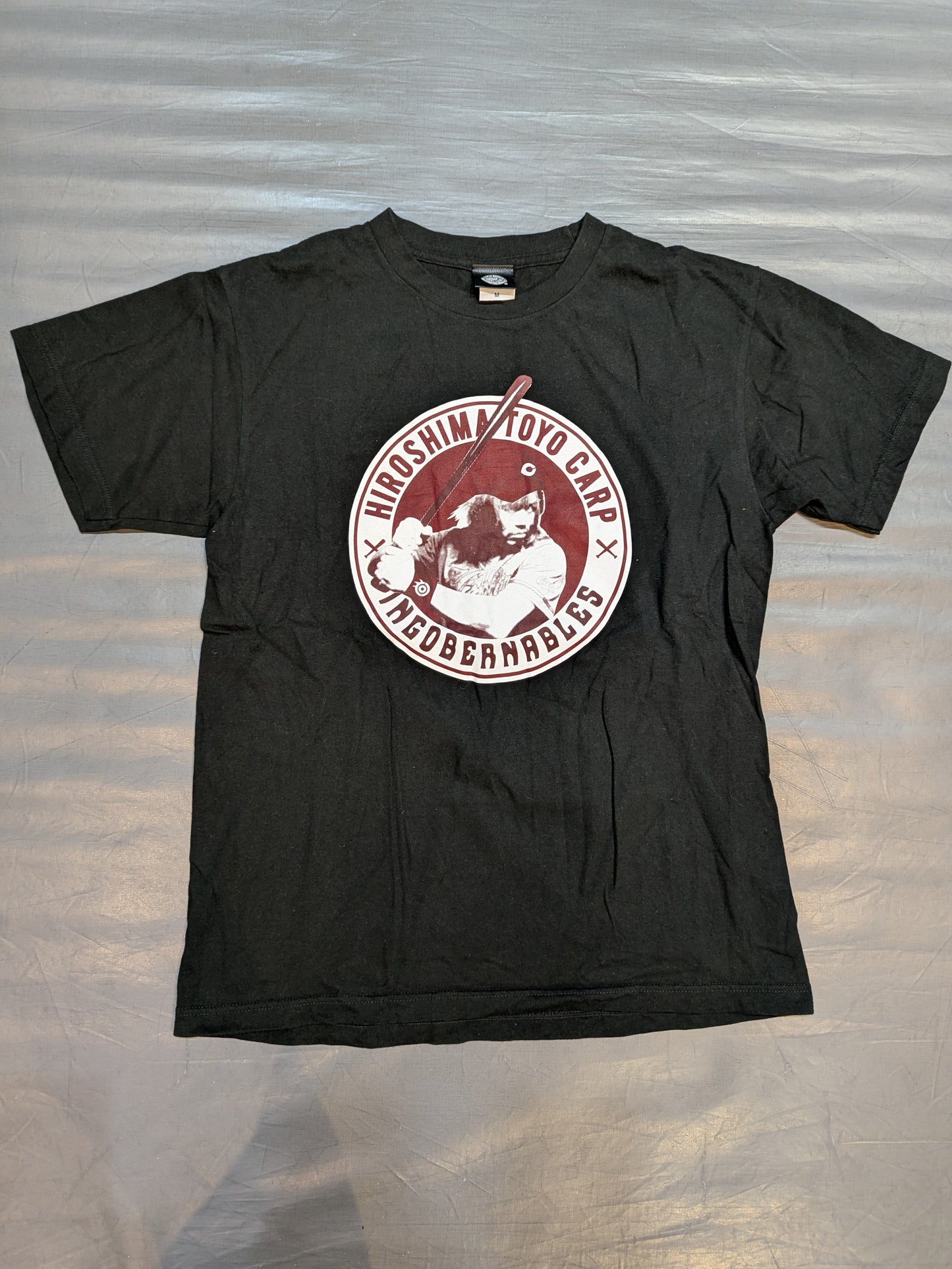 Hiroshima Toyo Carp × Tetsuya Naito "BATTER NAITO" Collaboration T-Shirt (2) (Black)