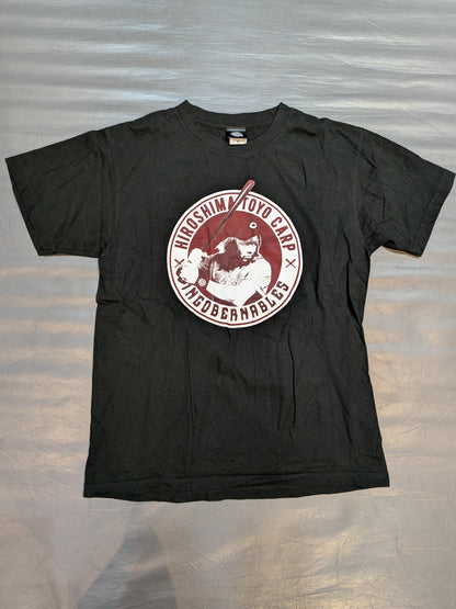 Hiroshima Toyo Carp × Tetsuya Naito "BATTER NAITO" Collaboration T-Shirt (2) (Black)
