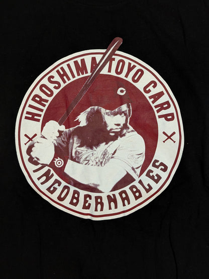 Hiroshima Toyo Carp × Tetsuya Naito "BATTER NAITO" Collaboration T-Shirt (2) (Black)