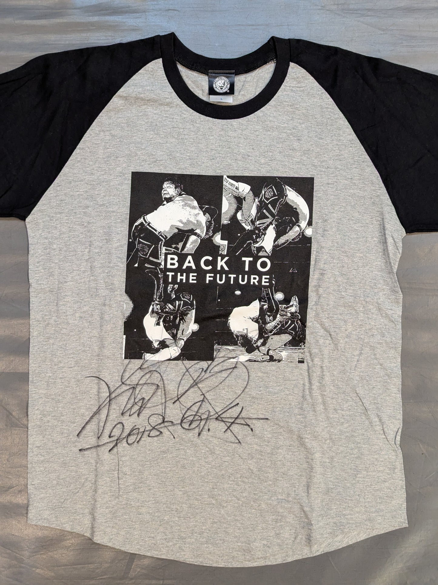 【直筆サイン入り】KUSHIDA「BACK TO THE FUTURE」ラグラン七分袖Tシャツ