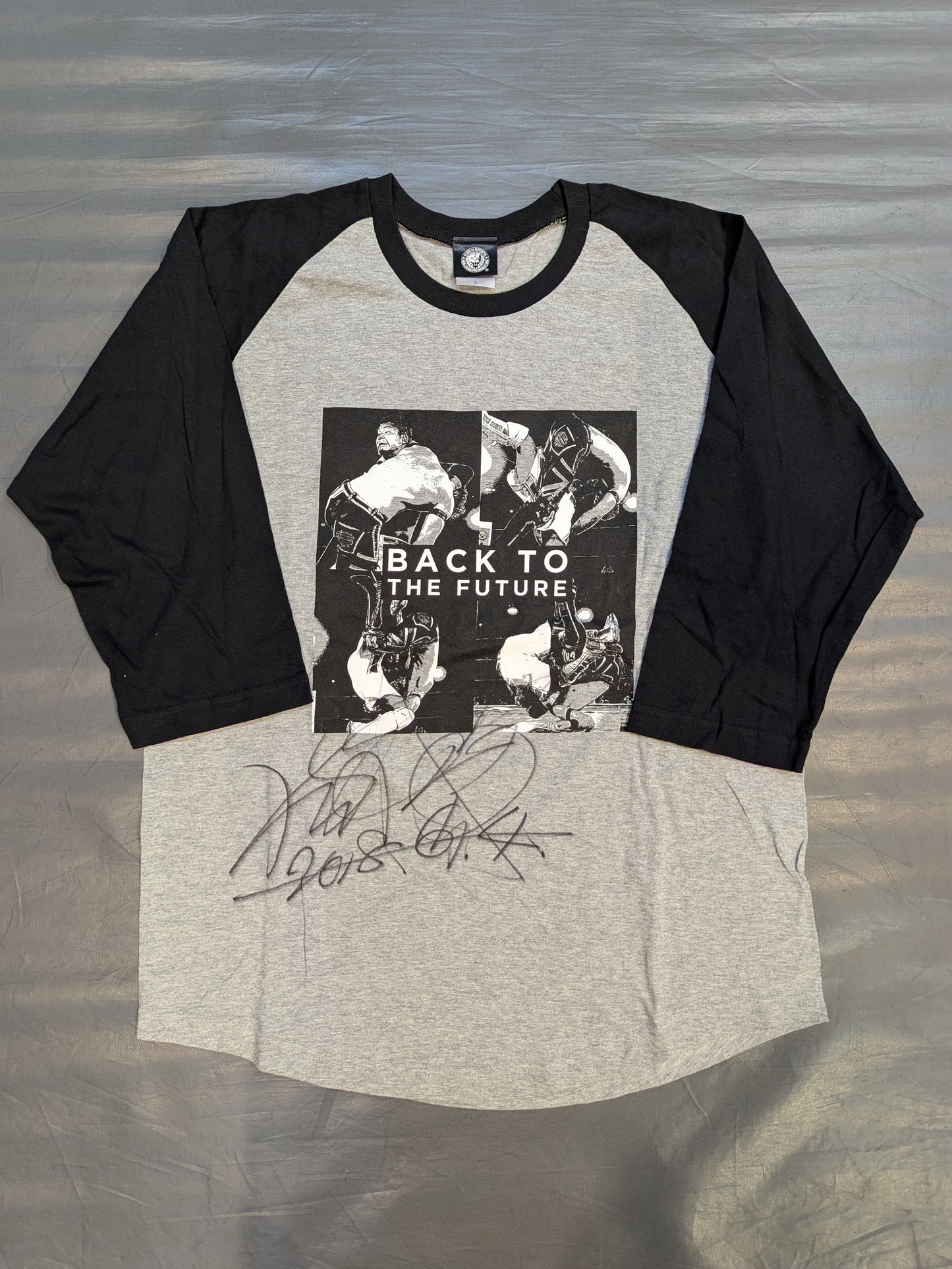 【直筆サイン入り】KUSHIDA「BACK TO THE FUTURE」ラグラン七分袖Tシャツ