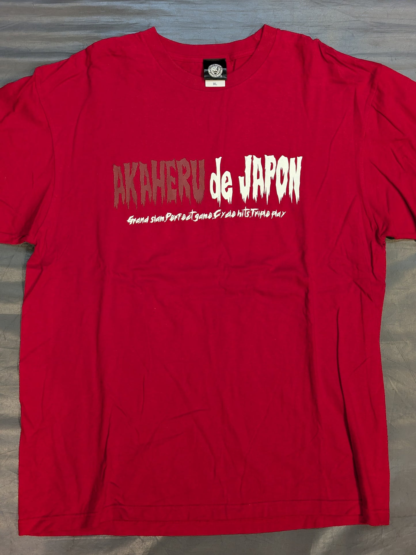 Hiroshima Toyo Carp × Tetsuya Naito "AKAHERU de JAPON" Collaboration T-Shirt (Red)