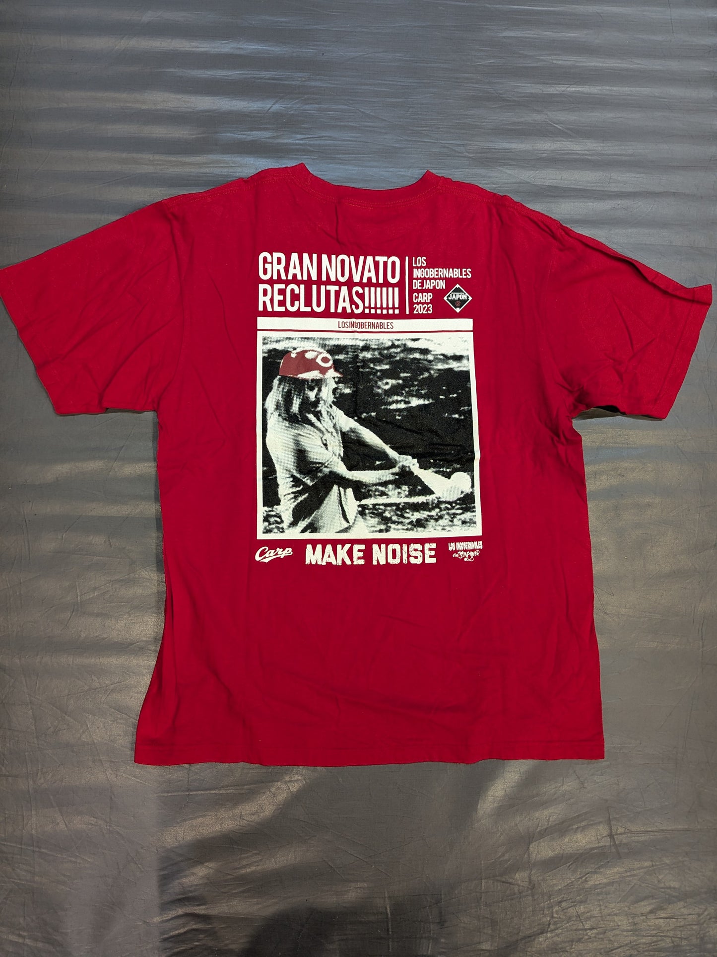Hiroshima Toyo Carp × Tetsuya Naito "AKAHERU de JAPON" Collaboration T-Shirt (Red)