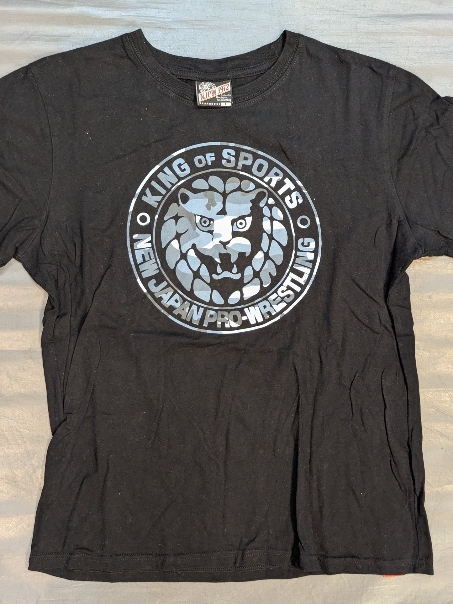 新日本プロレス×しまむら ライオンマーク Tシャツ②(ブラック×青迷彩)