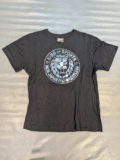 新日本プロレス×しまむら ライオンマーク Tシャツ②(ブラック×青迷彩)