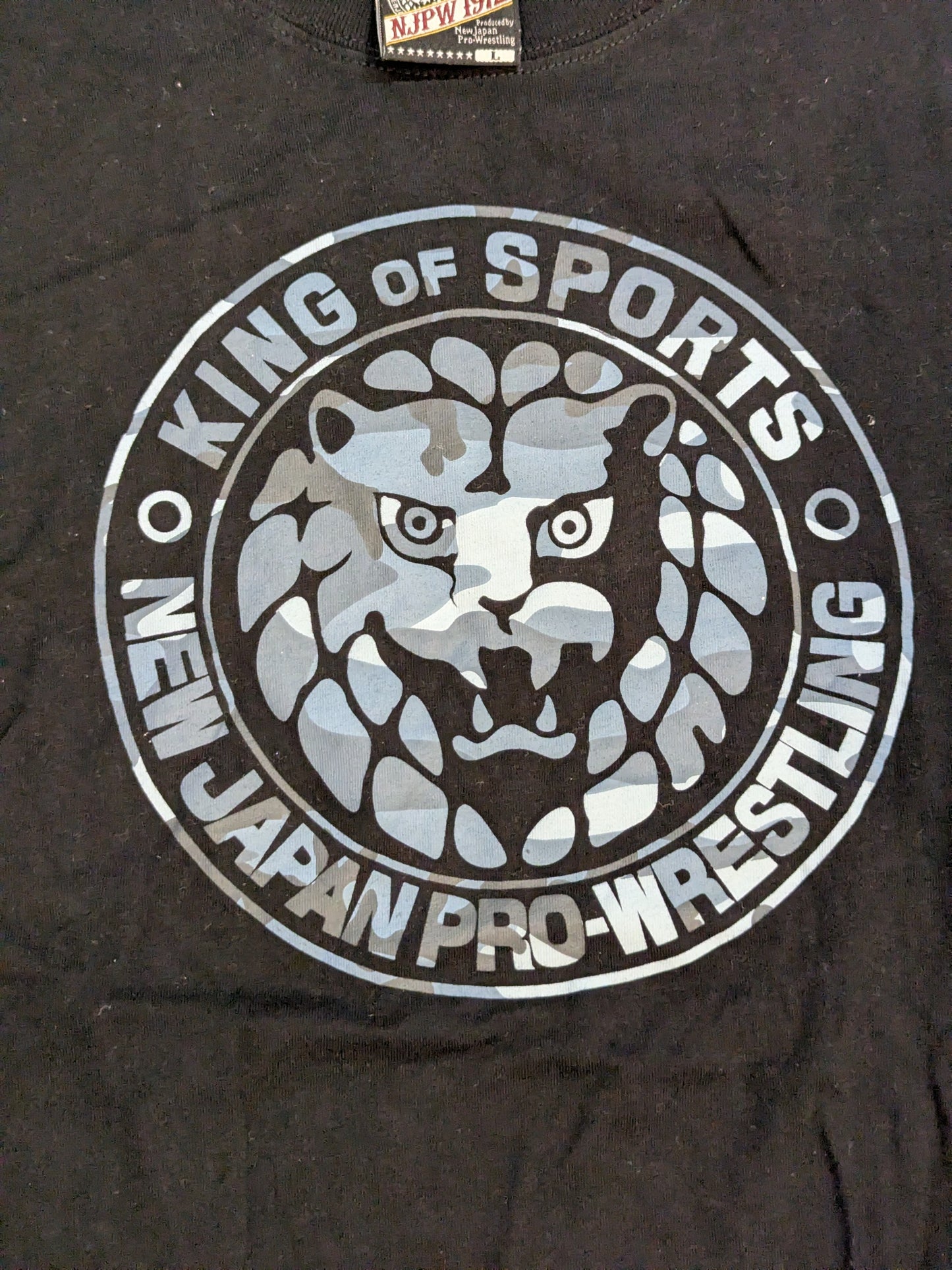 新日本プロレス×しまむら ライオンマーク Tシャツ②(ブラック×青迷彩)