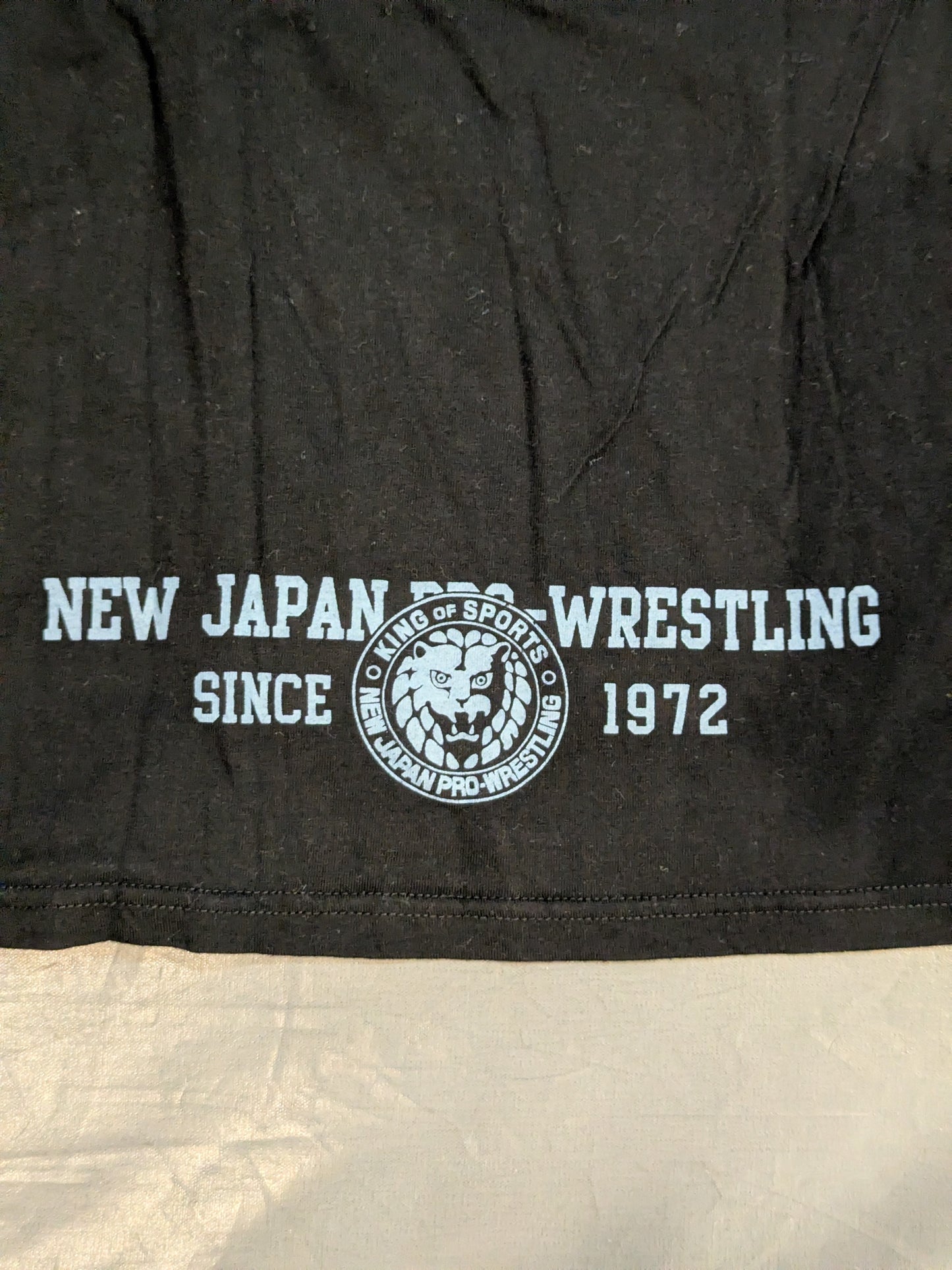 新日本プロレス×しまむら ライオンマーク Tシャツ②(ブラック×青迷彩)