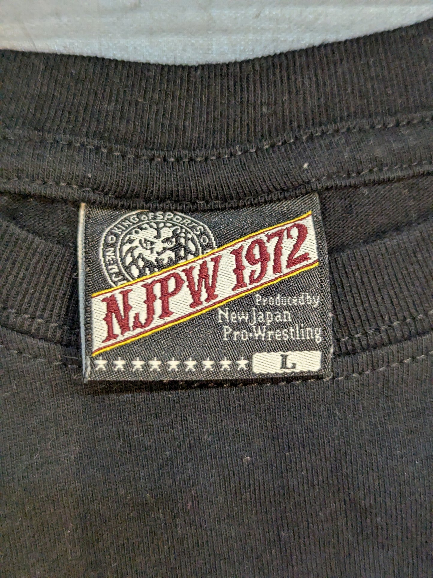 新日本プロレス×しまむら ライオンマーク Tシャツ②(ブラック×青迷彩)