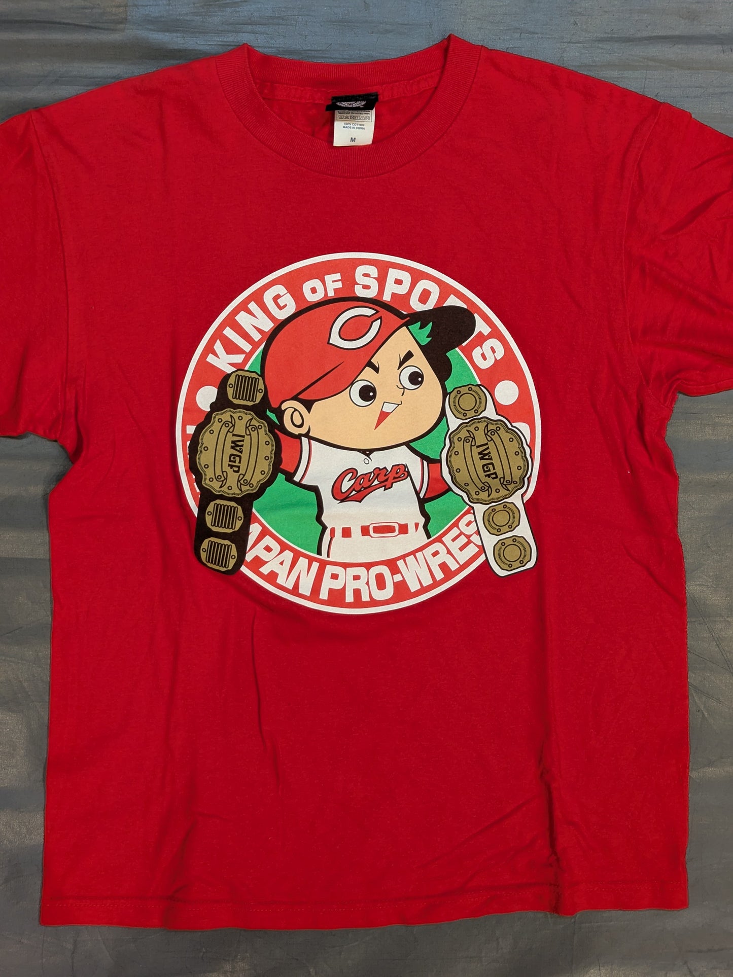Hiroshima Toyo Carp ×Tetsuya Naito "2C7070245" Collaboration T-Shirt (Red)