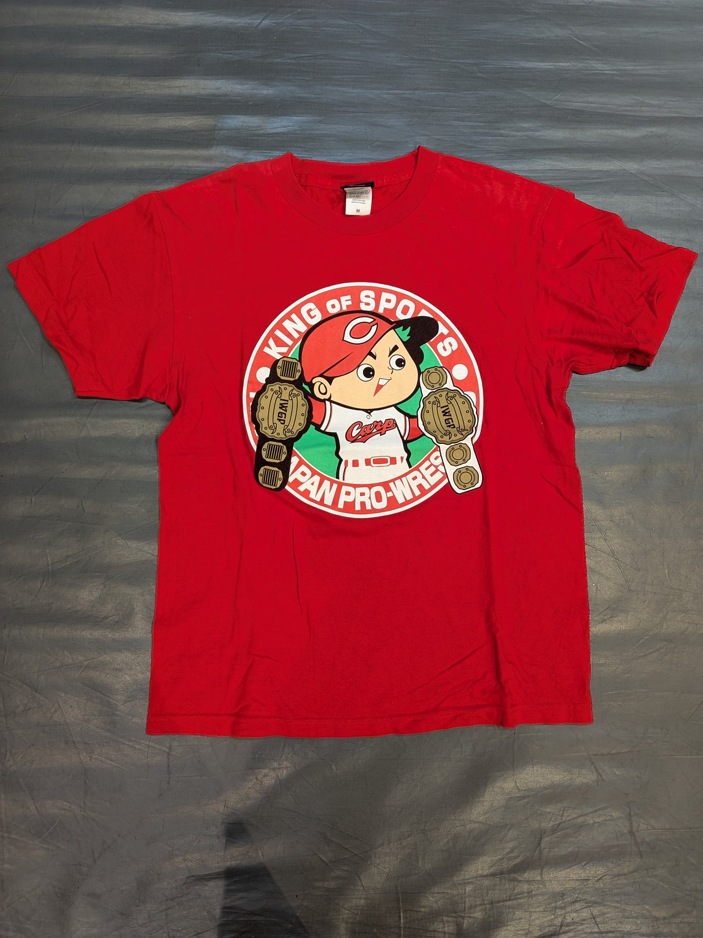 Hiroshima Toyo Carp ×Tetsuya Naito "2C7070245" Collaboration T-Shirt (Red)