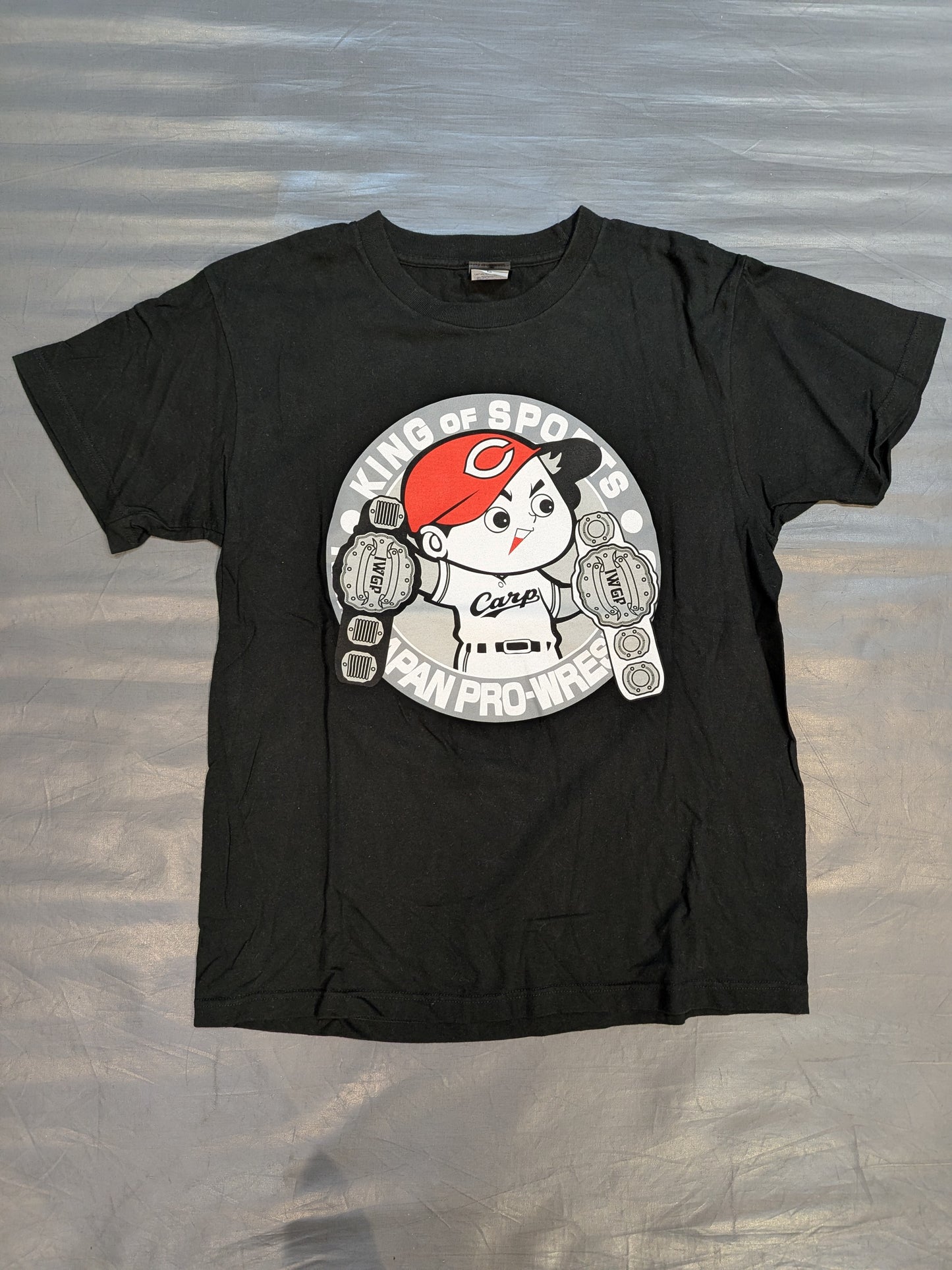 広島東洋カープ×内藤哲也コラボ「2C7072265」Tシャツ(ブラック)