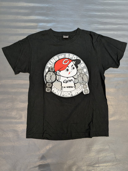 広島東洋カープ×内藤哲也コラボ「2C7072265」Tシャツ(ブラック)