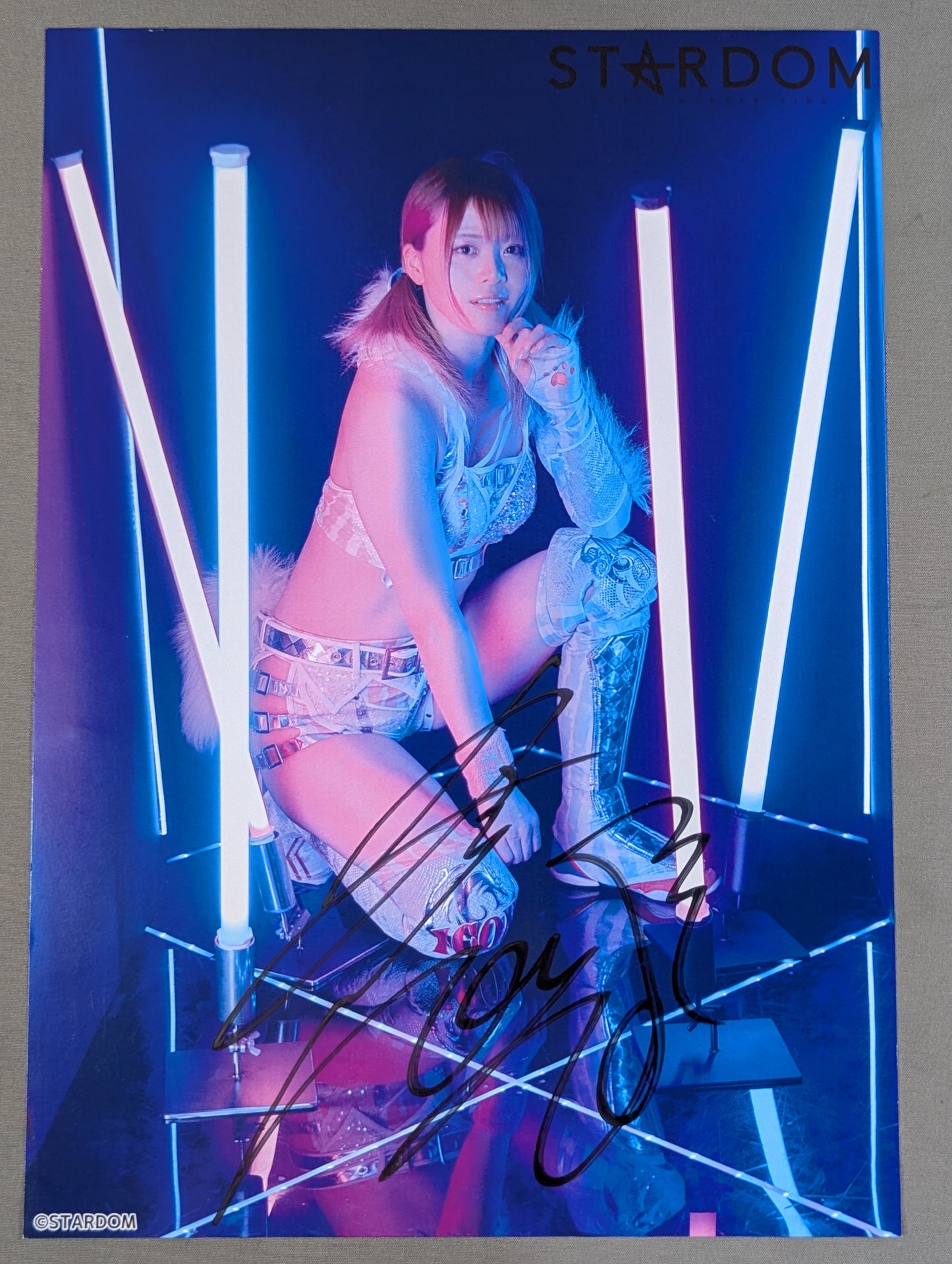 Mayu Iwatani  hand signed autograph  Starda Mu Pro-Photo (B-5)