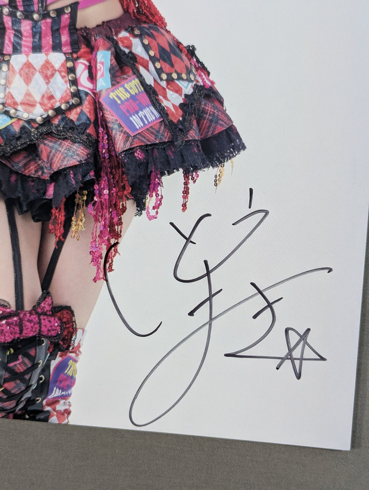 Maki Ito  hand signed autograph  Stardom　Pro-Photo (A-1)