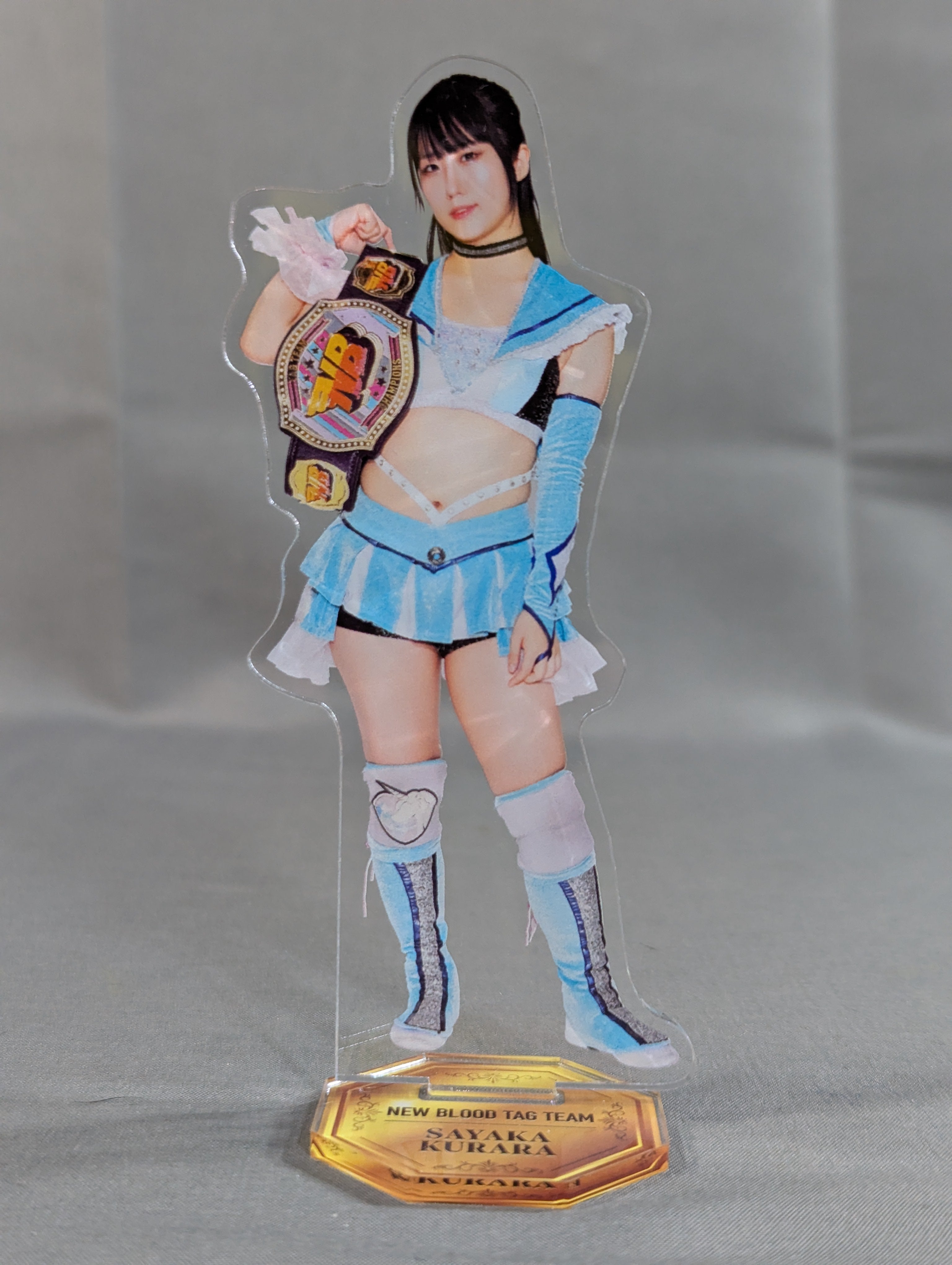 スターダム　玖麗さやか　チャンピオンベルト ポートレート　直筆サイン　アクスタ 玖麗さやか ベルトアクリルスタンド(NEW BLOODタッグ) – 闘道館