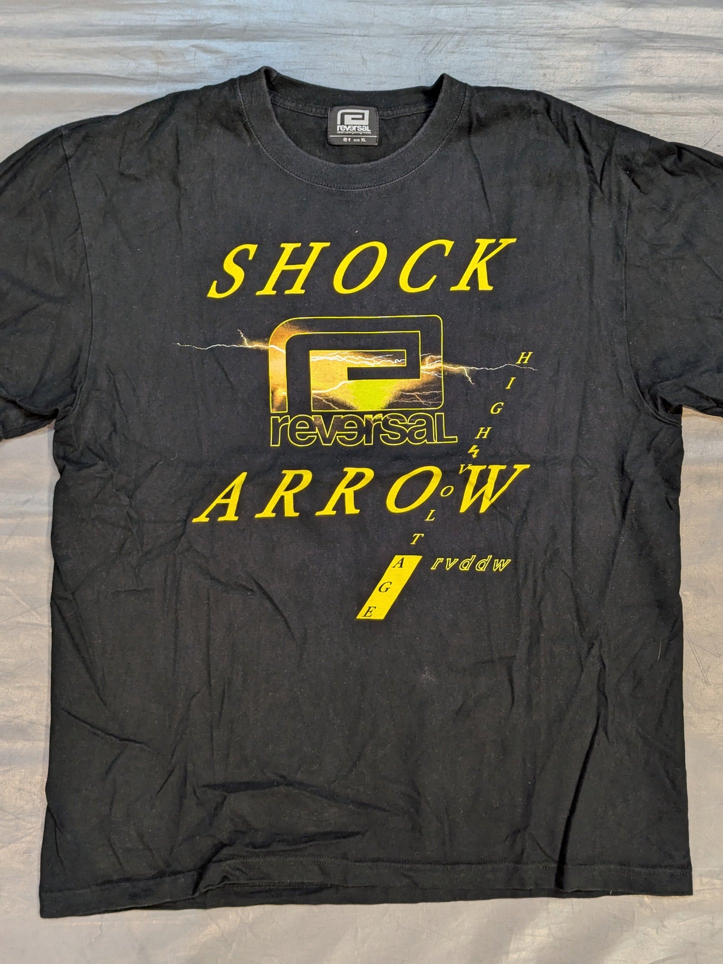 SHO「SHOCK ARROW BIG MARK」Tシャツ