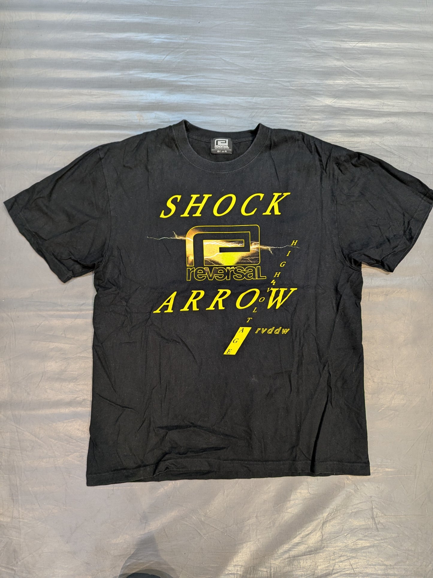 SHO「SHOCK ARROW BIG MARK」Tシャツ