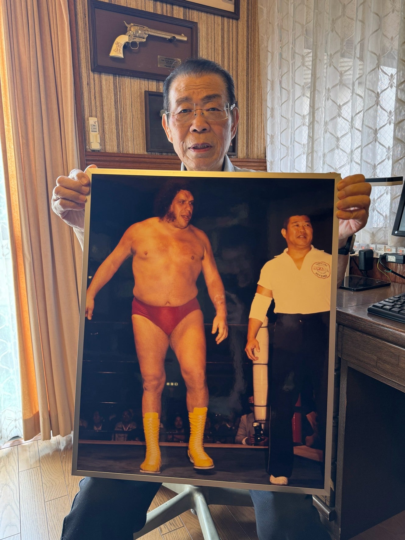 Andre the Giant Signature with Both Hands and Feet ★ Shikishi (Autograph board ) Mr. Takahashi's Secret Collection, The Final Set! ★ Sweater worn by him woodblock print & photo panel set