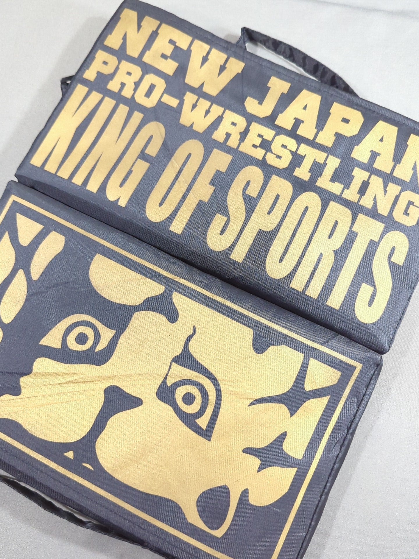 新日本プロレス ライオンマーク 折りたたみクッション