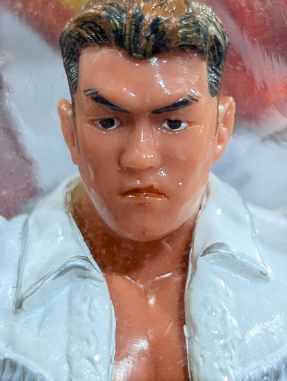 秋山準(白ガウン・人差し指)