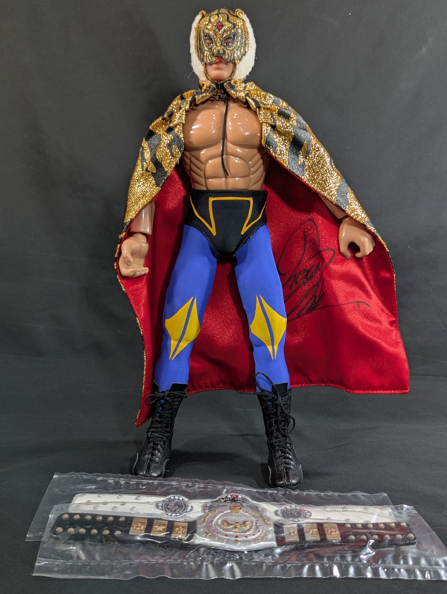 【Hand signed autograph】 The first Tiger Mask Action Doll ((WWF&NWA. Jr))