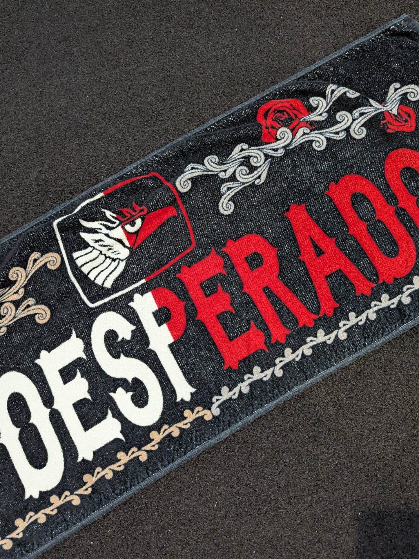 エル・デスペラード「EL DESPERADO」スポーツタオル(ブラック×ホワイト×レッド)
