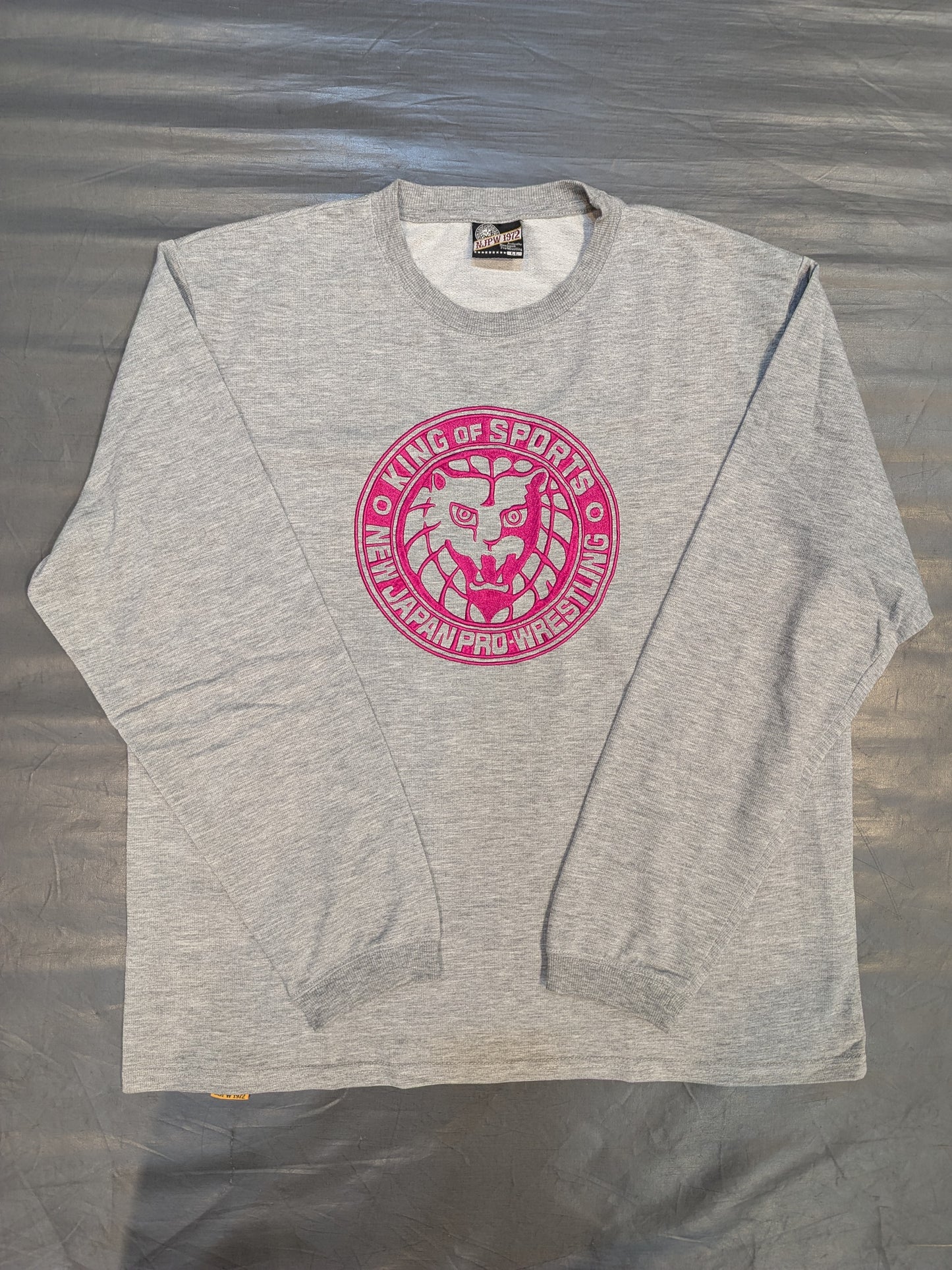 新日本プロレス×しまむら ライオンマークスウェットトレーナー(グレー×ピンク)