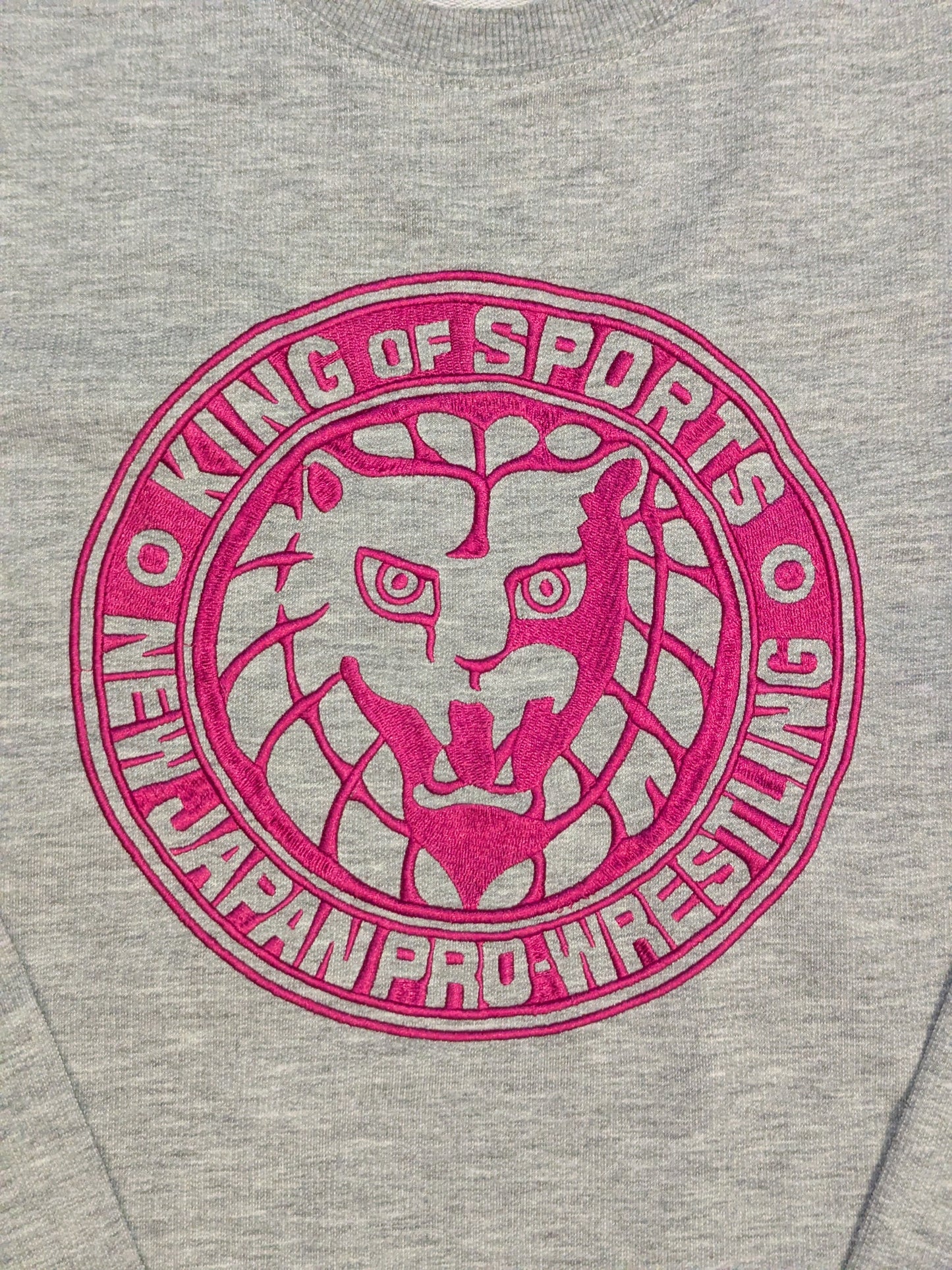 新日本プロレス×しまむら ライオンマークスウェットトレーナー(グレー×ピンク)