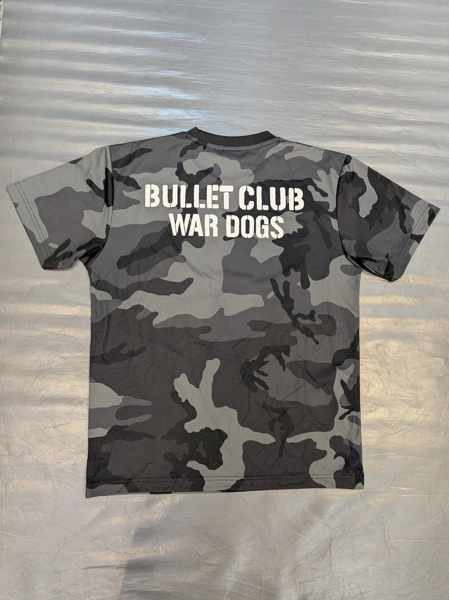 BULLET CLUB WAR DOGS ドライTシャツ(ブラックウッドランドカモ)