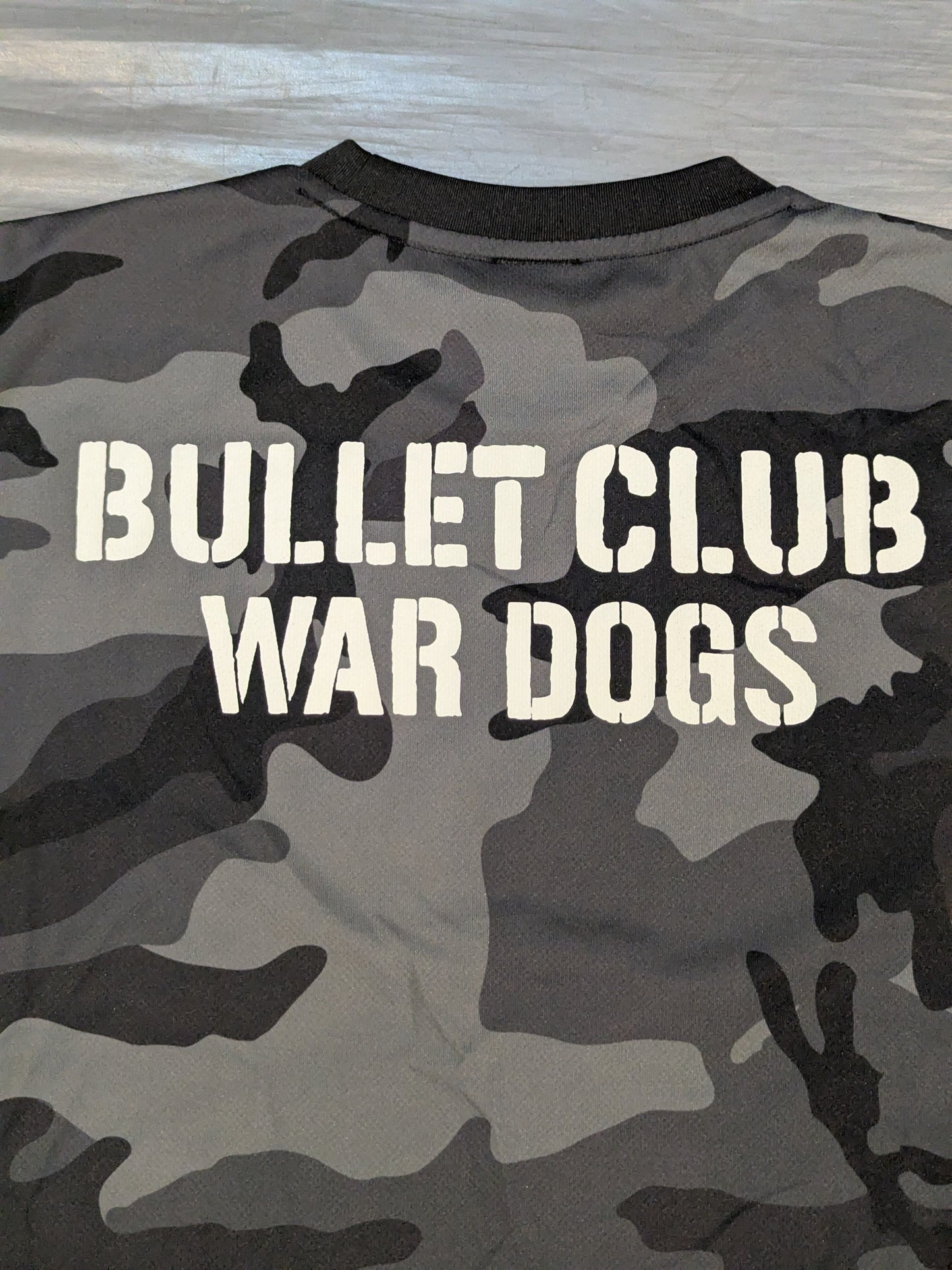 BULLET CLUB WAR DOGS ドライTシャツ(ブラックウッドランドカモ)