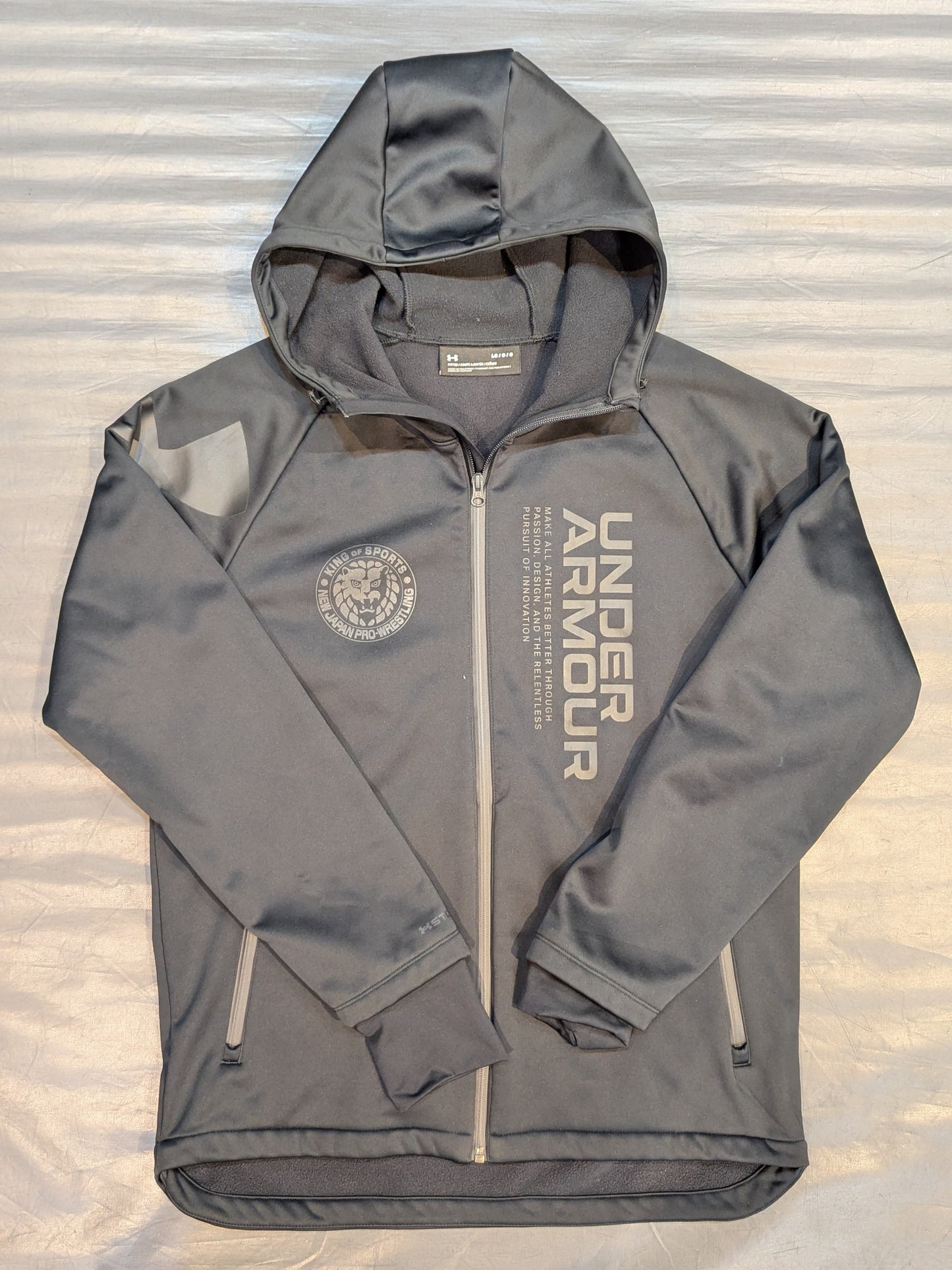 新日本プロレス×UNDER ARMOUR ライオンマーク ウインターニット 3レイヤージャケット(ブラック)