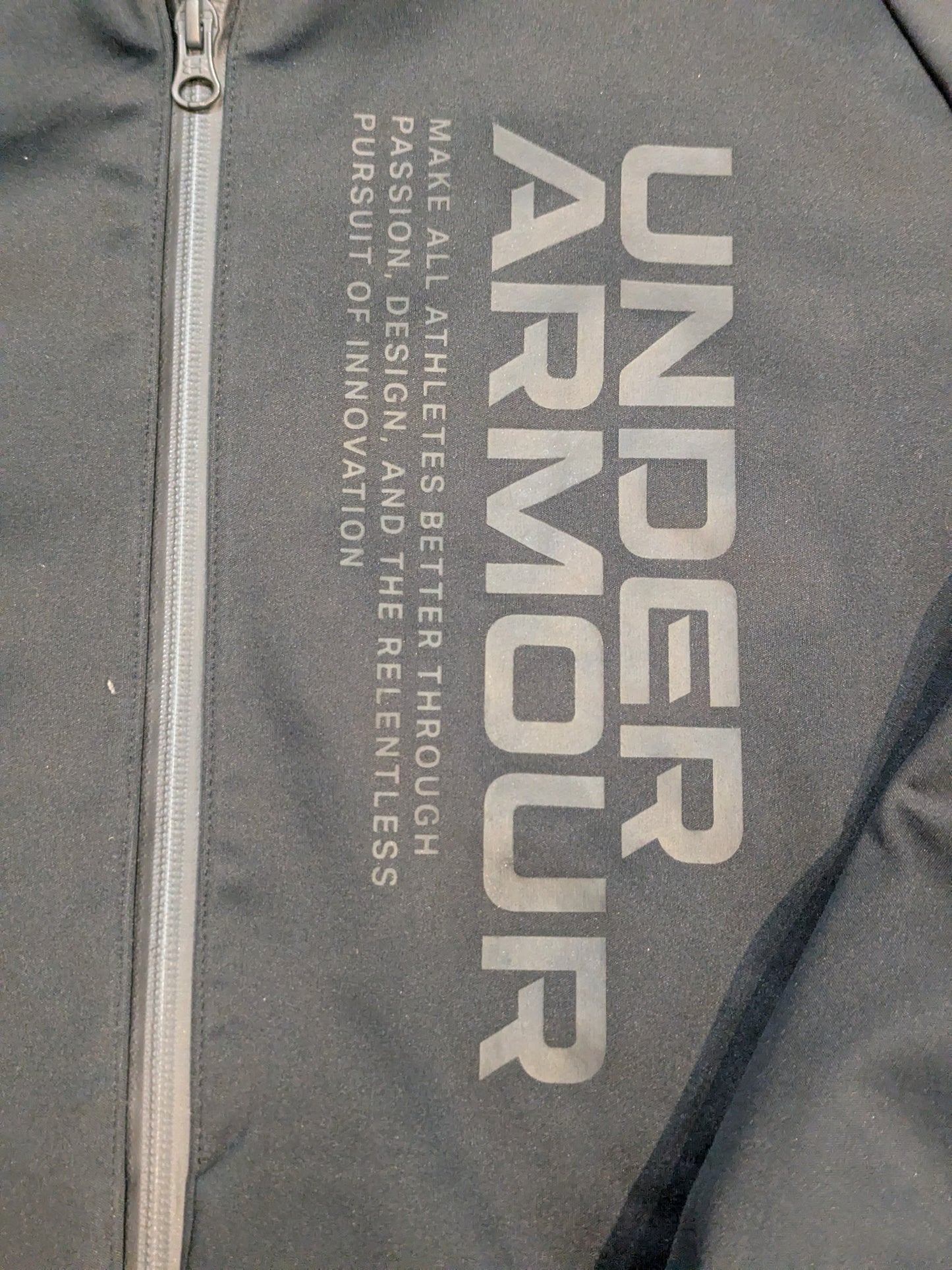 新日本プロレス×UNDER ARMOUR ライオンマーク ウインターニット 3レイヤージャケット(ブラック)