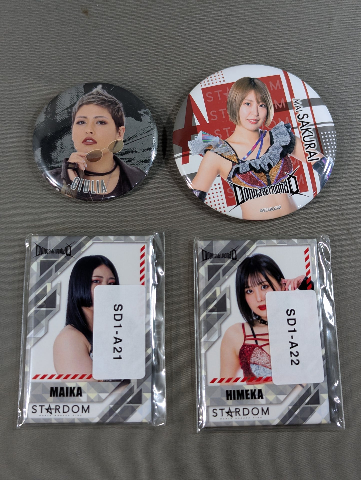 Donna del Mondo PinBack button Set