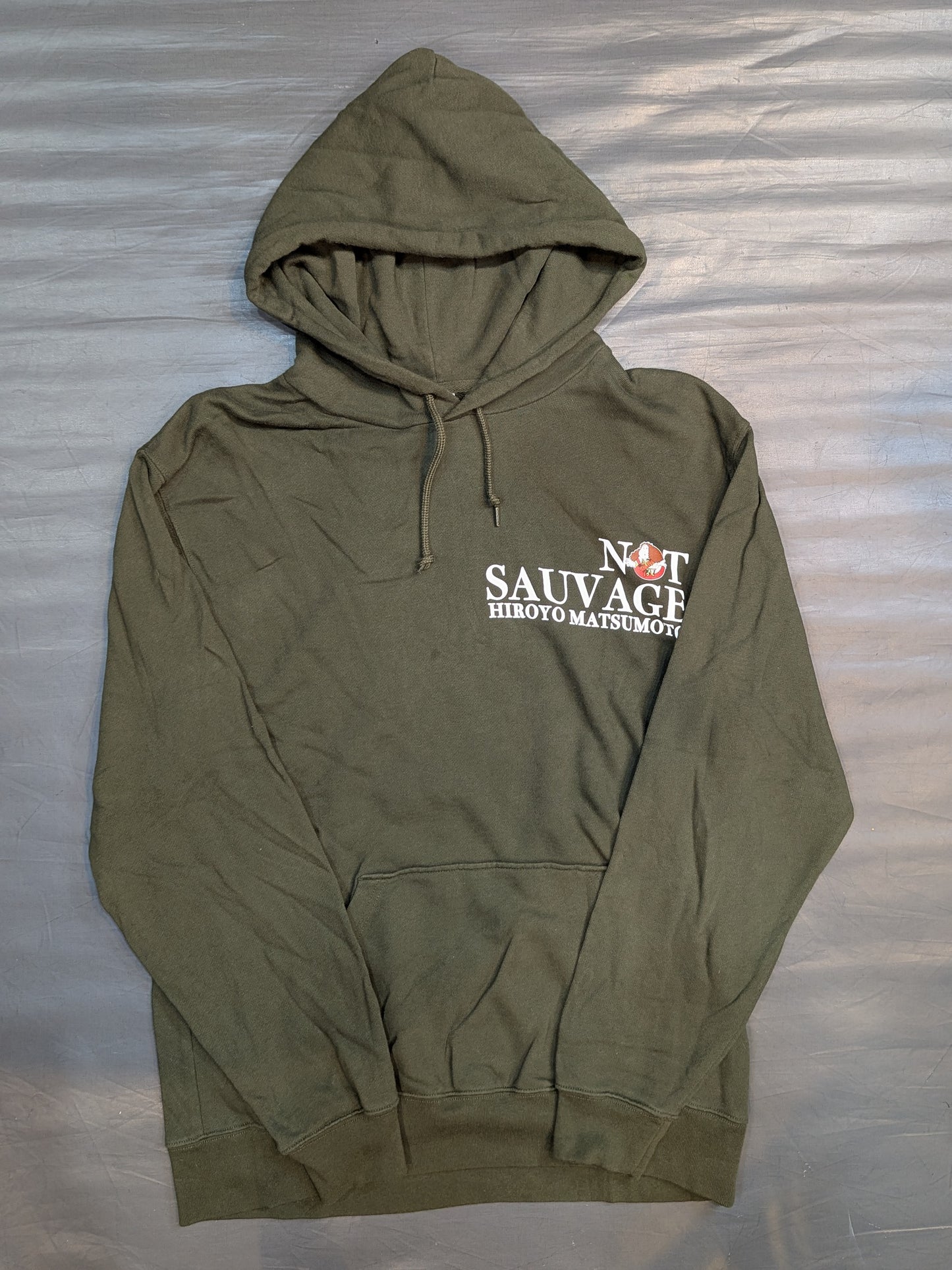 松本浩代「NOT SAUVAGE」プルオーバーパーカー(カーキ)