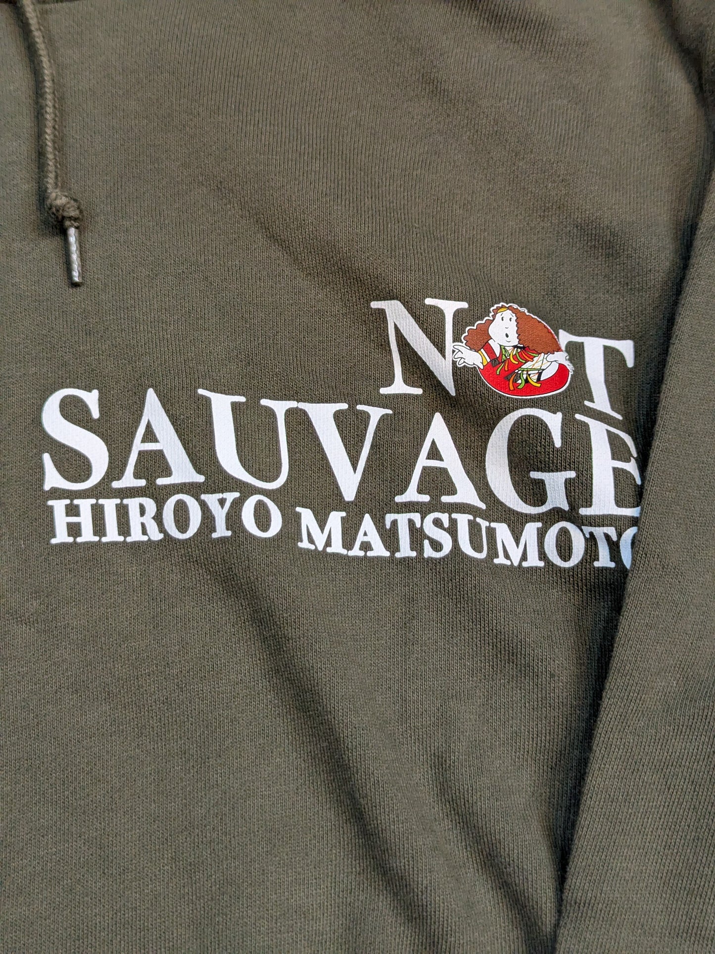 松本浩代「NOT SAUVAGE」プルオーバーパーカー(カーキ)